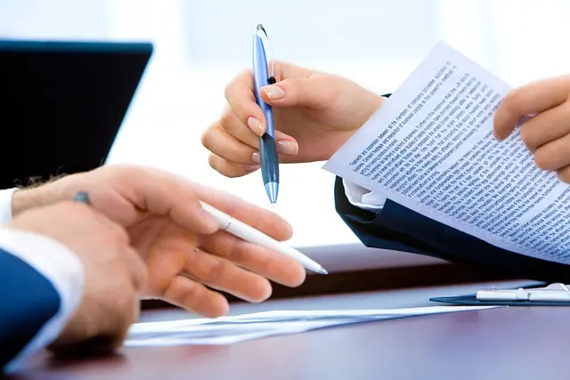 Comment négocier son emprunt : astuces pour réduire les intérêts